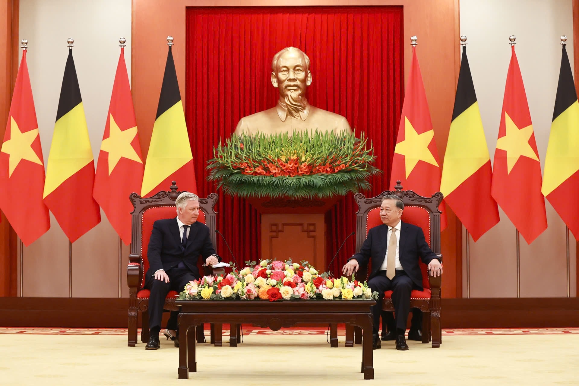 Hai nhà lãnh đạo bày tỏ nhất trí Việt Nam và Bỉ cần phối hợp chặt chẽ tại các diễn đàn quốc tế và khu vực để thúc đẩy chủ nghĩa đa phương, pháp quyền, phát huy trách nhiệm quốc tế để giải quyết các thách thức khu vực và toàn cầu - Ảnh: VGP