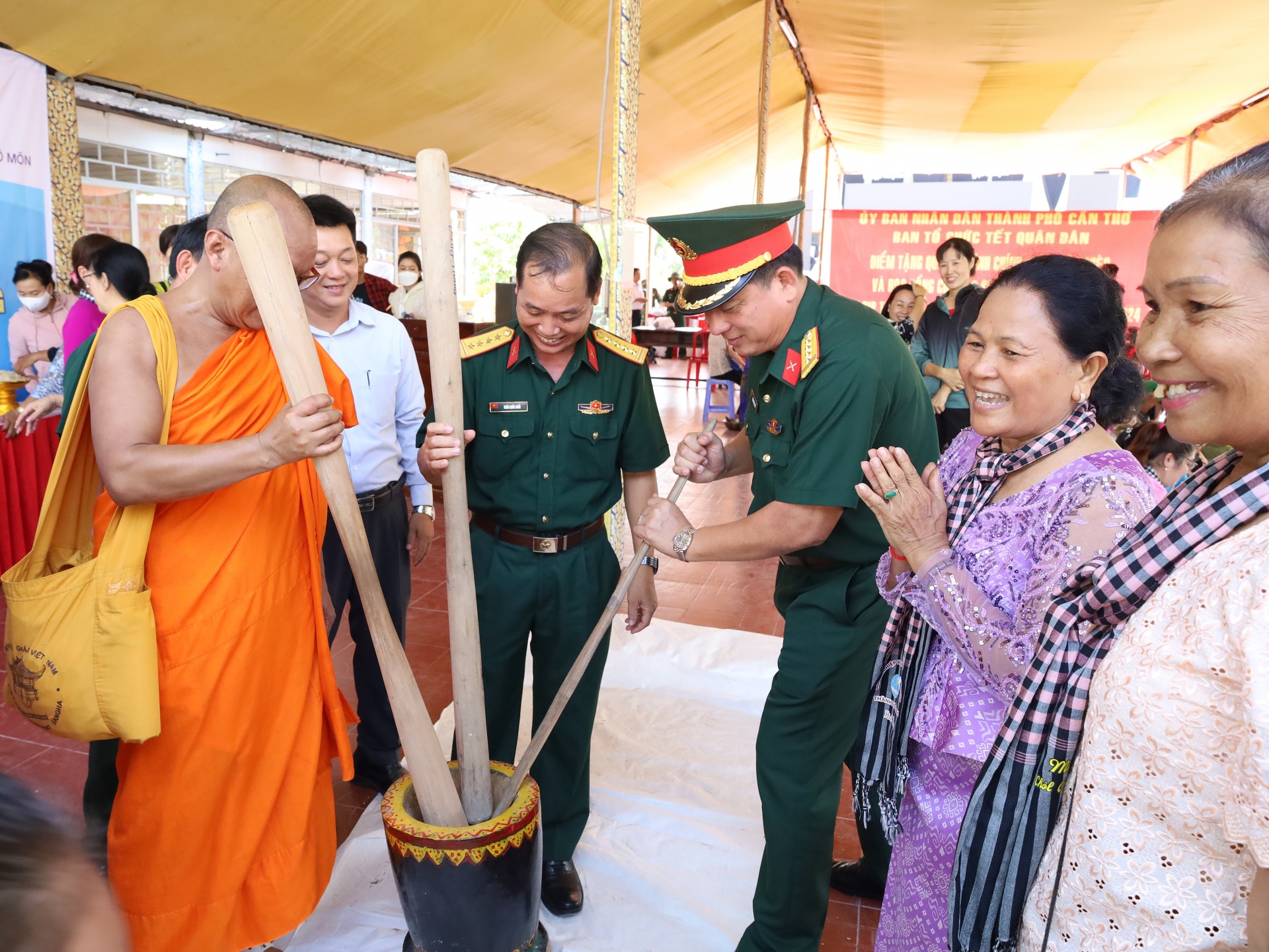 Cần Thơ tổ chức khám bệnh cho người dân nhân dịp Tết Quân dân mừng Chôl Chnăm Thmây