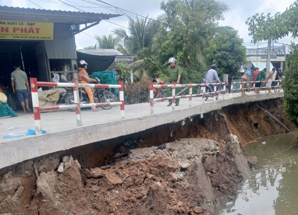Xây công trình kè chống sạt lở khẩn cấp trên sông Ô Môn của Cần Thơ