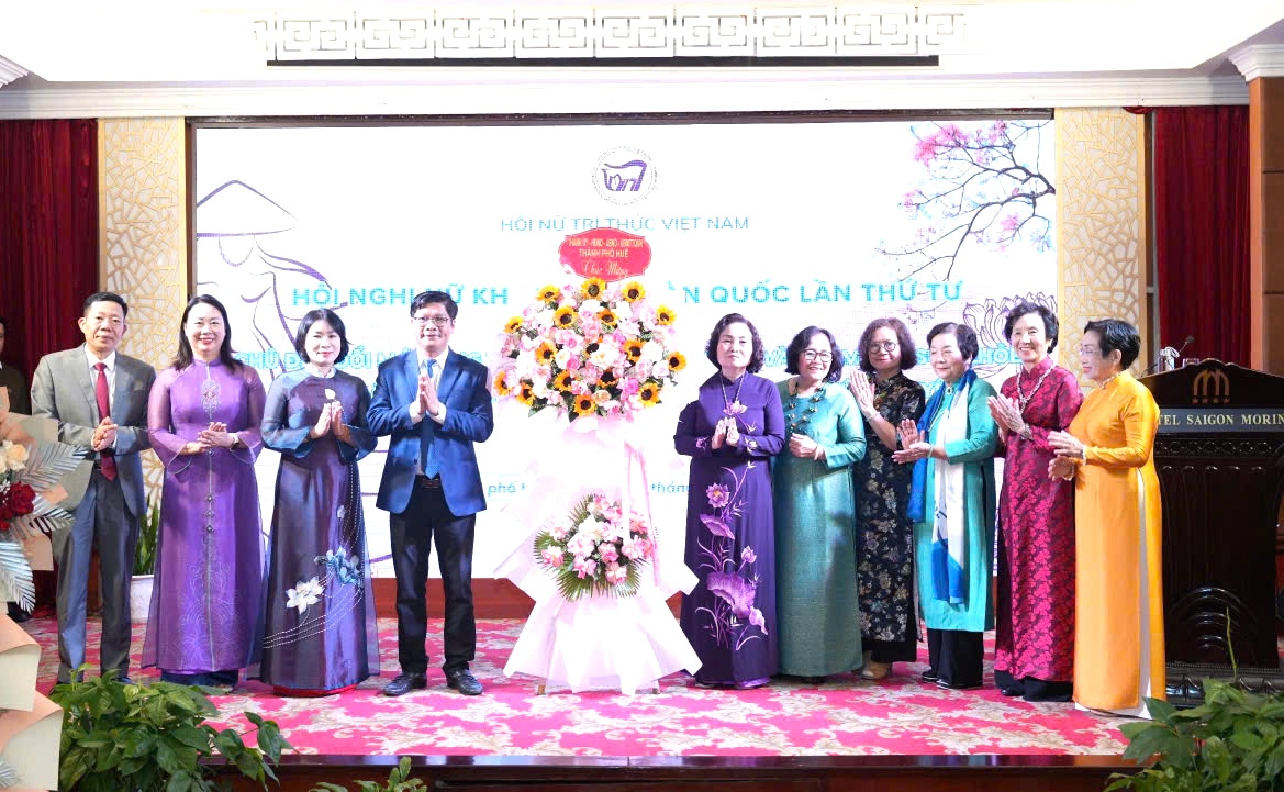 Lãnh đạo TP Huế tặng hoa cho lãnh đạo Hội Nữ trí thức Việt Nam Lãnh đạo TP Huế tặng hoa cho lãnh đạo Hội Nữ trí thức Việt Nam