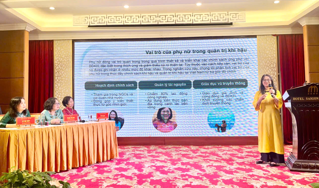 Nhà khoa học trình bày báo cáo tại phiên chuyên để Nhà khoa học trình bày báo cáo tại phiên chuyên để