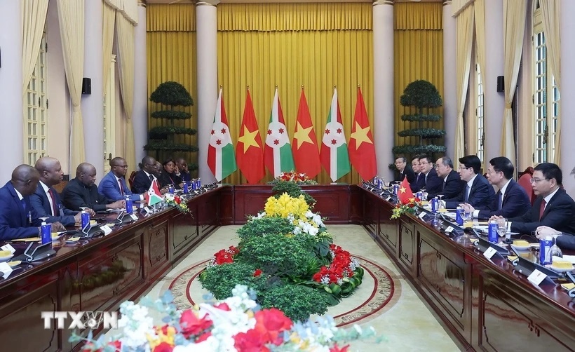 Chủ tịch nước Lương Cường và Tổng thống Burundi Évariste Ndayishimiye hội đàm. (Ảnh: TTXVN)