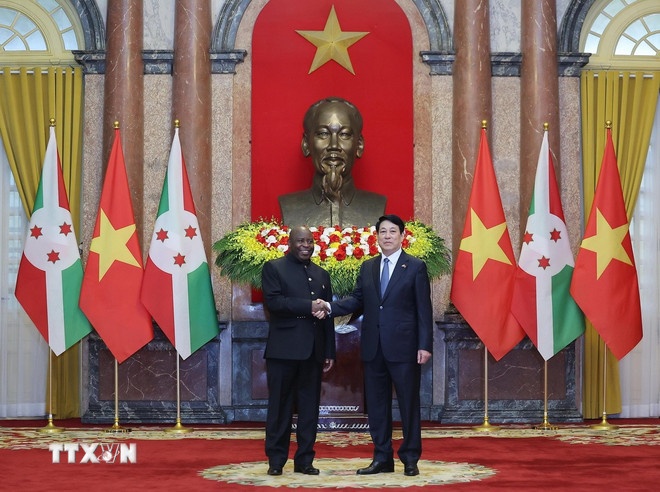 Chủ tịch nước Lương Cường và Tổng thống Burundi Evariste Ndayishimiye chụp ảnh chung. (Ảnh: TTXVN)