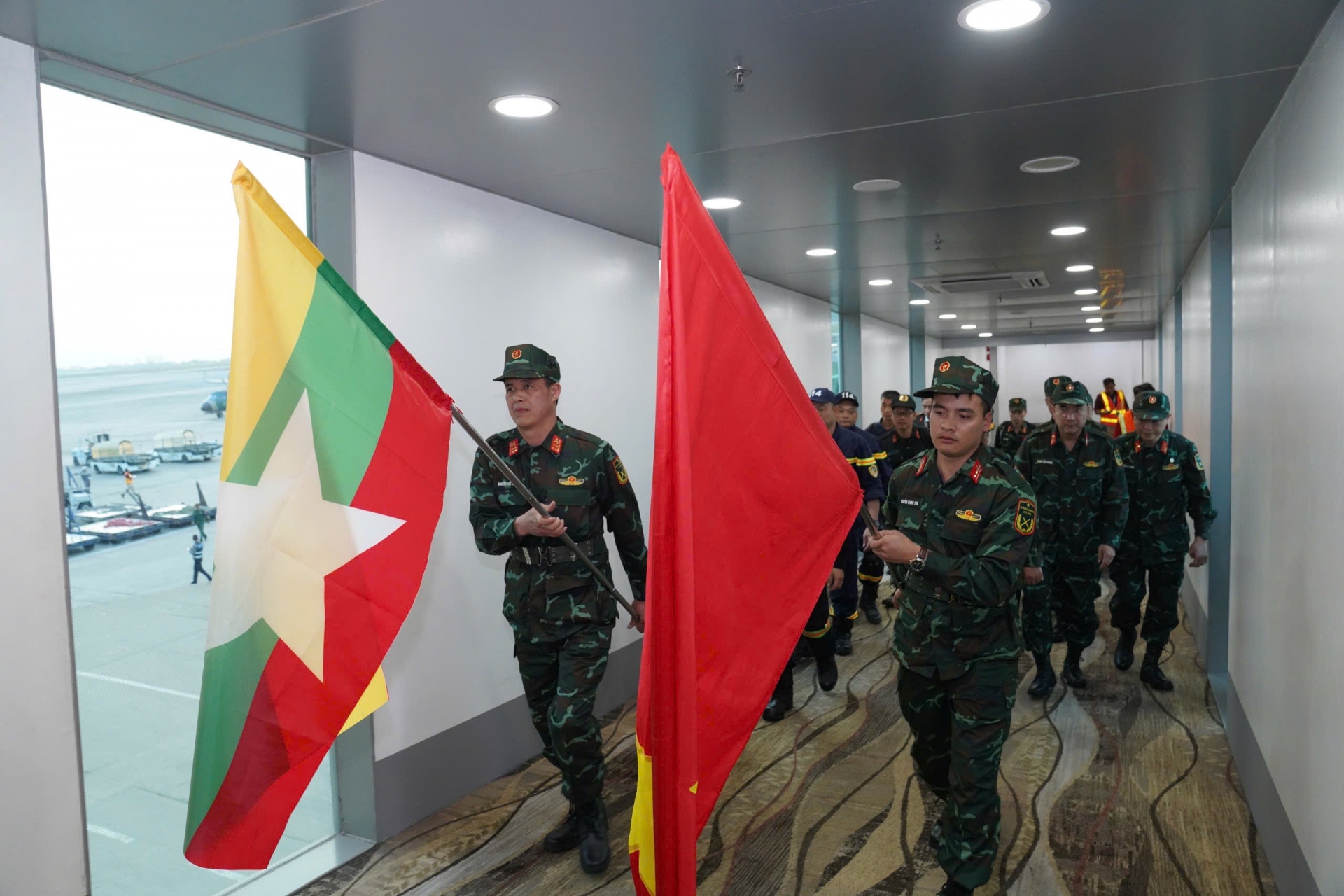 Các chiến sĩ công an và quân đội Việt Nam tại sân bay Yangon (Ảnh: Nguyễn Quang)