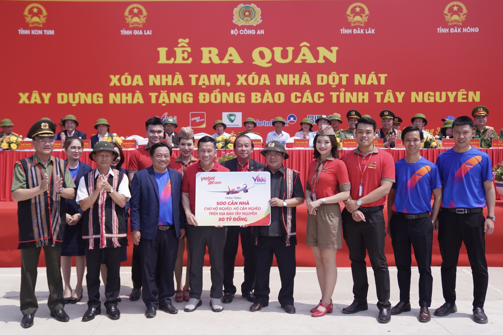 Lãnh đạo Vietjet và Ngân hàng số Vikki trao tặng 500 nhà mới cho các hộ nghèo, cận nghèo trên địa bàn Tây Nguyên Lãnh đạo Vietjet và Ngân hàng số Vikki trao tặng 500 nhà mới cho các hộ nghèo, cận nghèo trên địa bàn Tây Nguyên