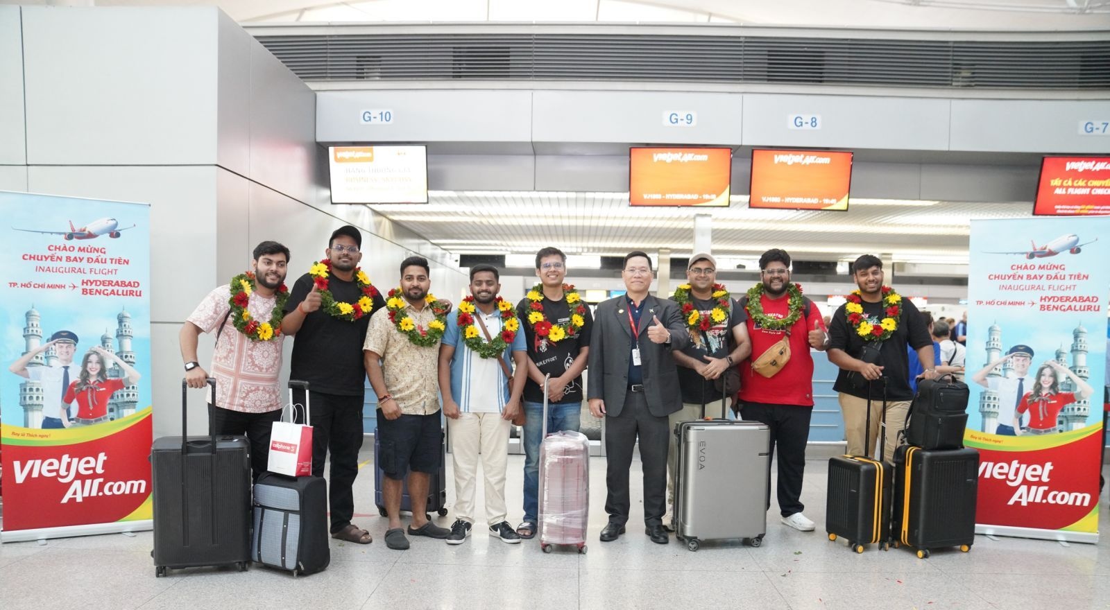 Những hành khách trên chuyến bay khai trương hào hứng trước giờ cất cánh Những hành khách trên chuyến bay khai trương hào hứng trước giờ cất cánh