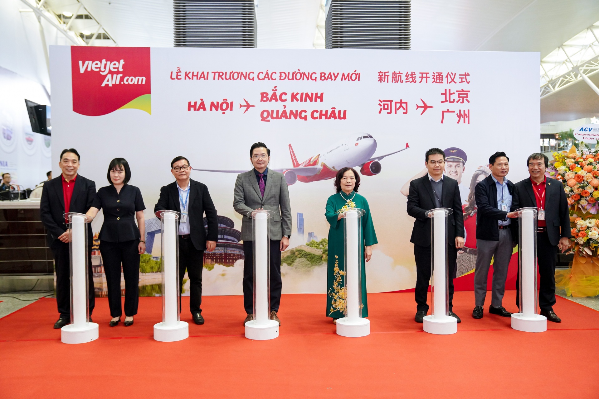 Phó Chủ tịch HĐQT Vietjet Nguyễn Thanh Hà (áo dài xanh), Phó Chủ tịch HĐQT Vietjet Nguyễn Anh Tuấn (ngoài cùng bên trái), Phó Tổng giám đốc Vietjet Nguyễn Đức Thịnh cùng lãnh đạo Bộ Ngoại giao, Cục Hàng không, Cảng Hàng không… thực hiện nghi thức khai trương 4 đường bay mới của Vietjet