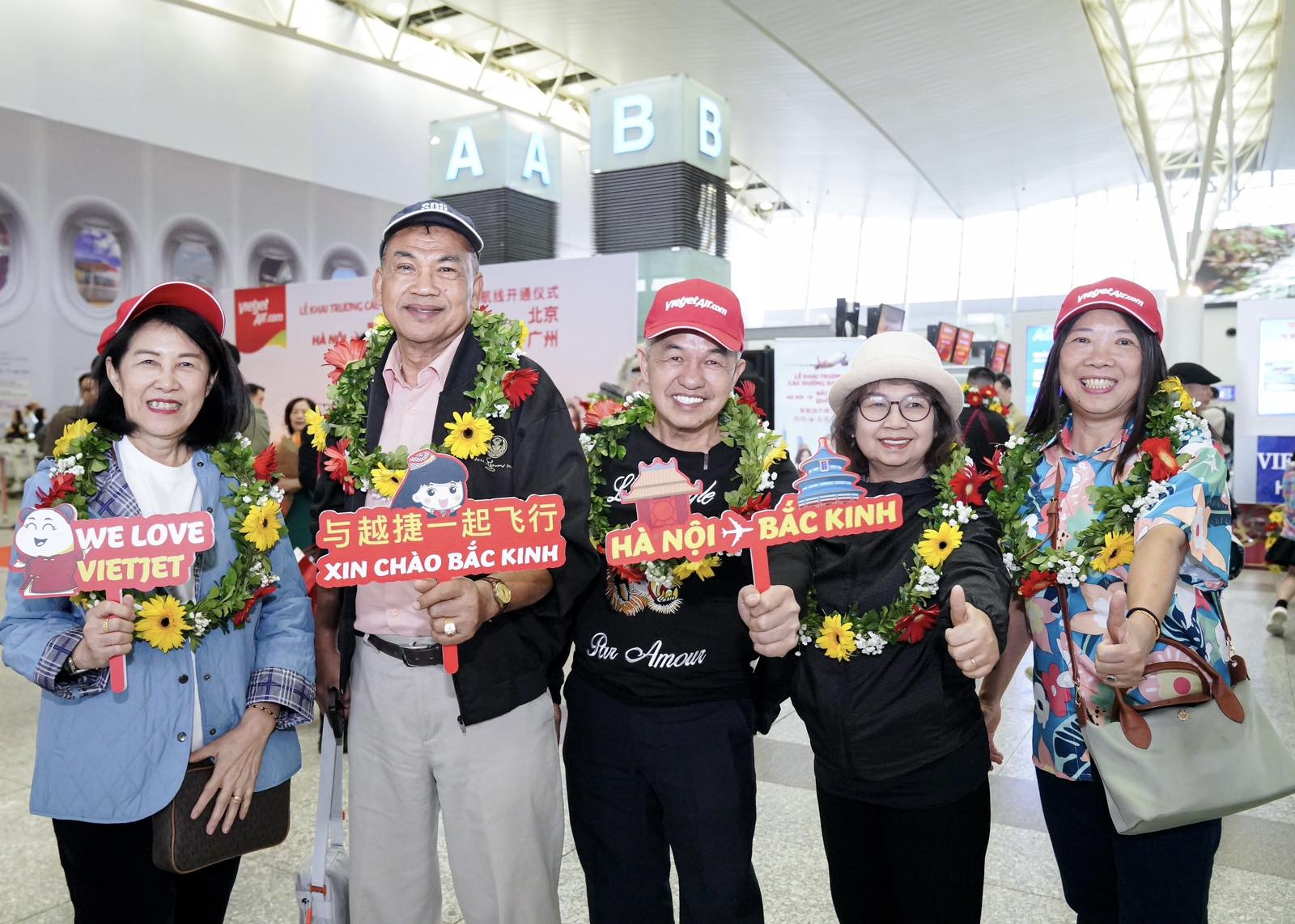 Hành khách hào hứng trước hành trình bay đến Trung Quốc cùng Vietjet tại sân bay Nội Bài