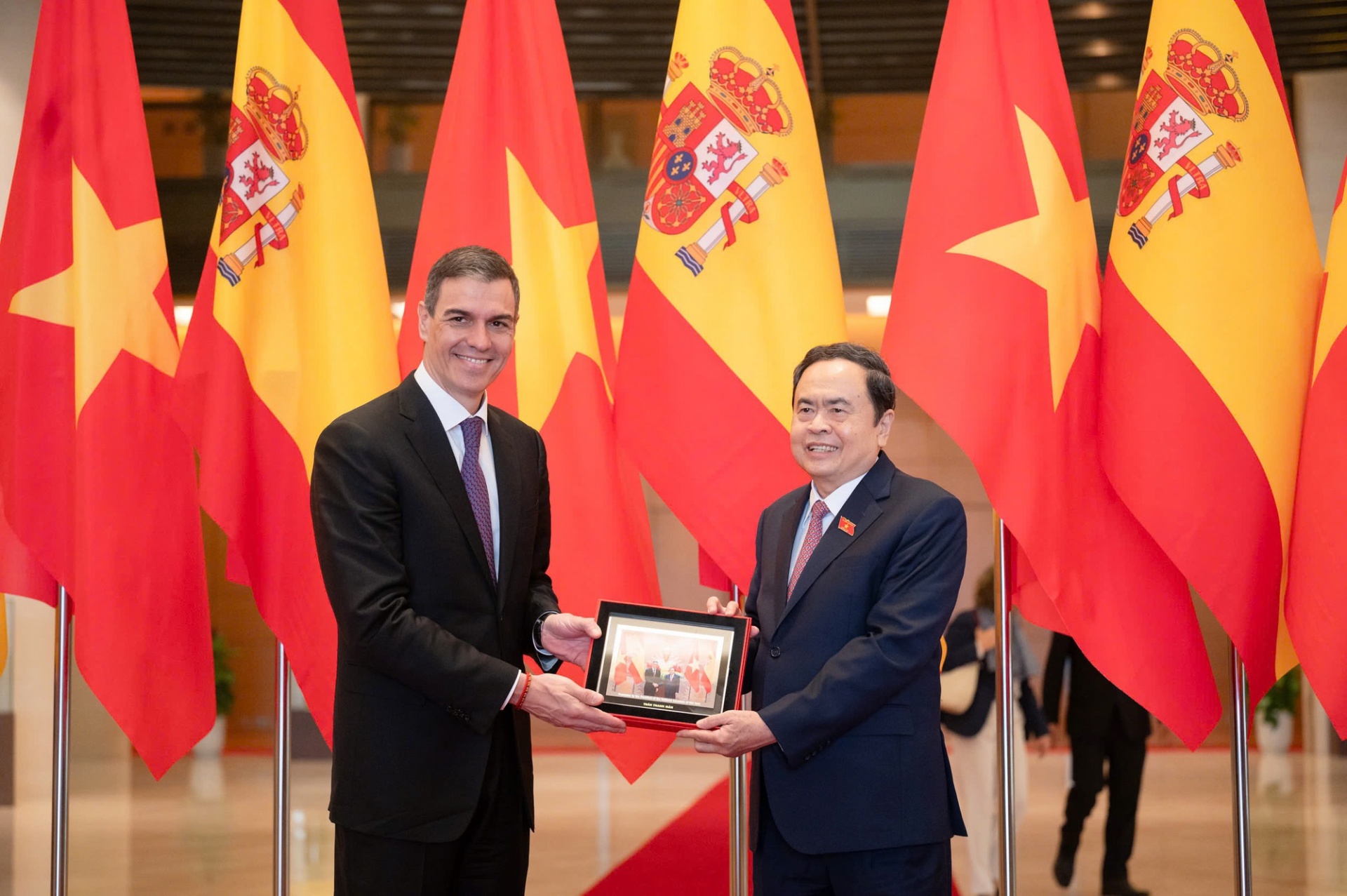 Chủ tịch Quốc hội tặng quà lưu niệm cho Thủ tướng Tây Ban Nha - Ảnh: VGP