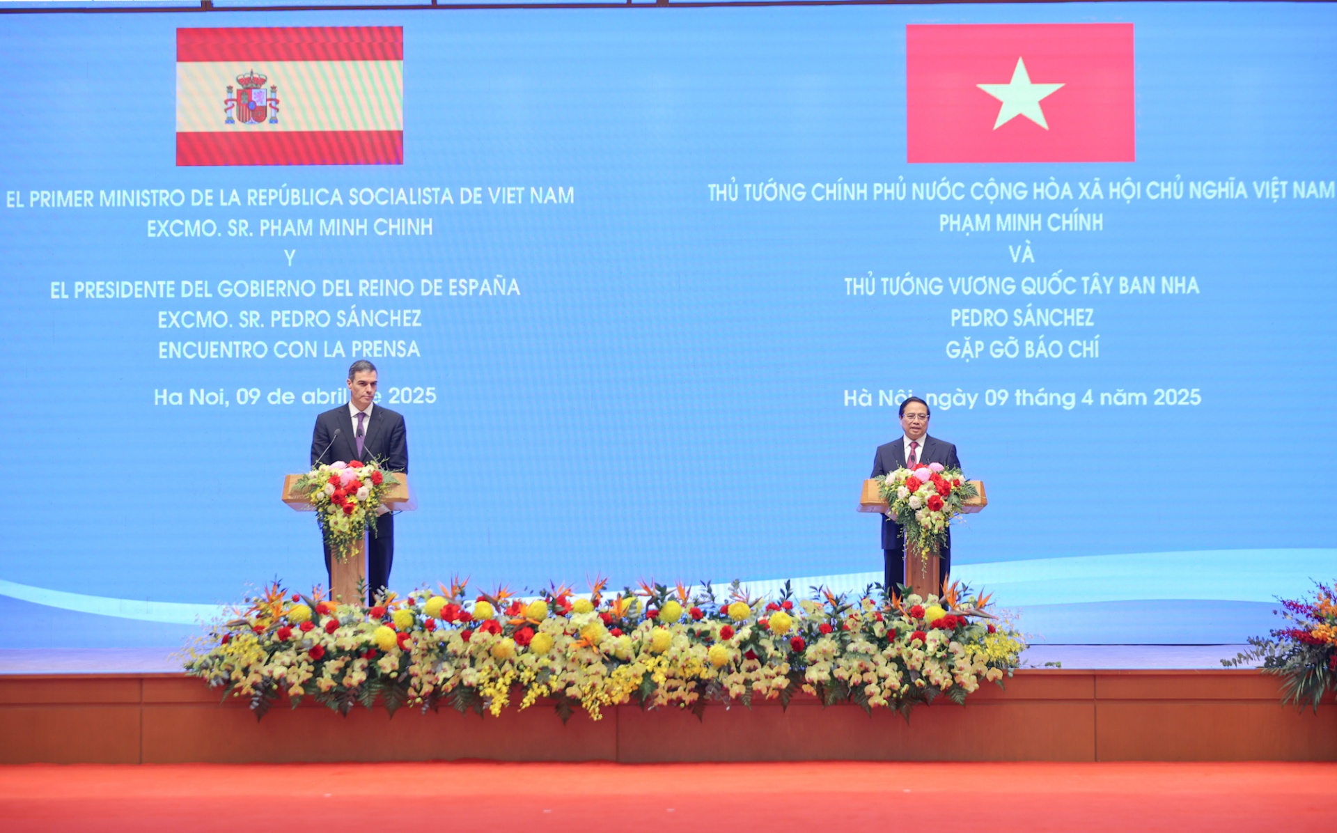 Thủ tướng Phạm Minh Chính và Thủ tướng Vương quốc Tây Ban Nha Pedro Sanchez gặp gỡ báo chí - Ảnh: VGP