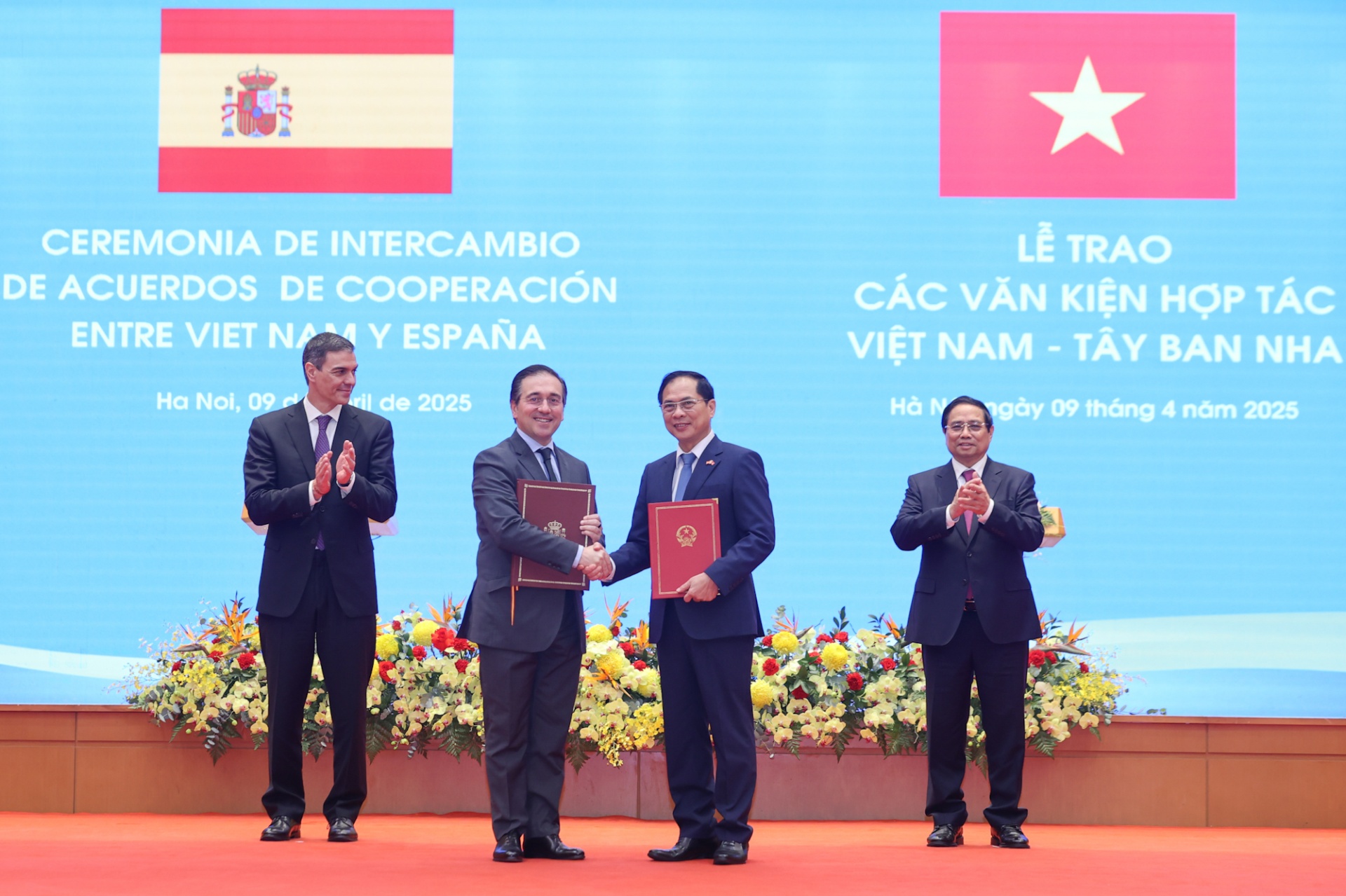 Sau hội đàm, hai Thủ tướng chứng kiến Lễ trao các văn kiện hợp tác trong các lĩnh vực ngoại giao, tài chính, văn hóa và thể thao, nông nghiệp và giáo dục - Ảnh: VGP