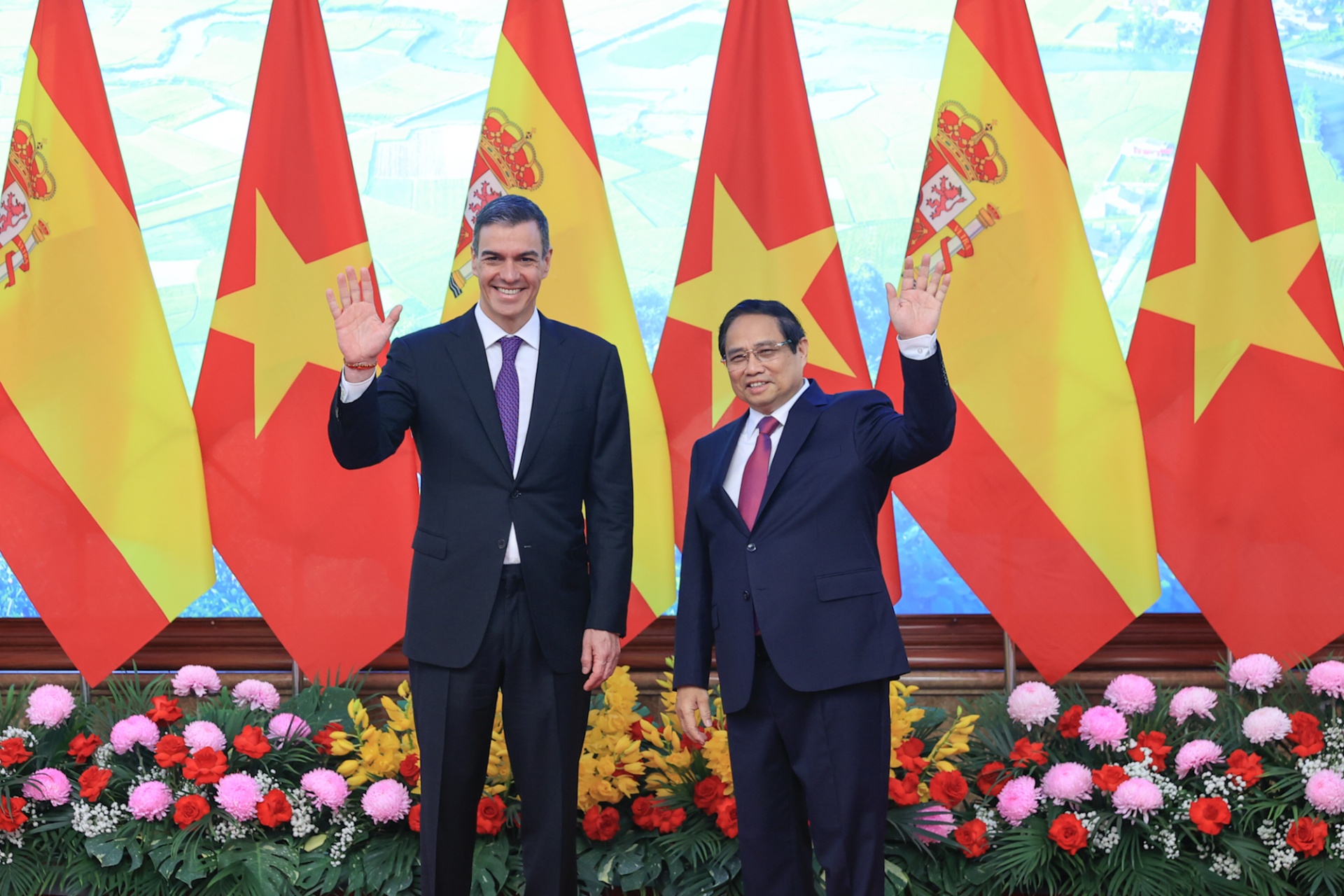 Thủ tướng Phạm Minh Chính và Thủ tướng Pedro Sánchez trước khi tiến hành hội đàm - Ảnh: VGP