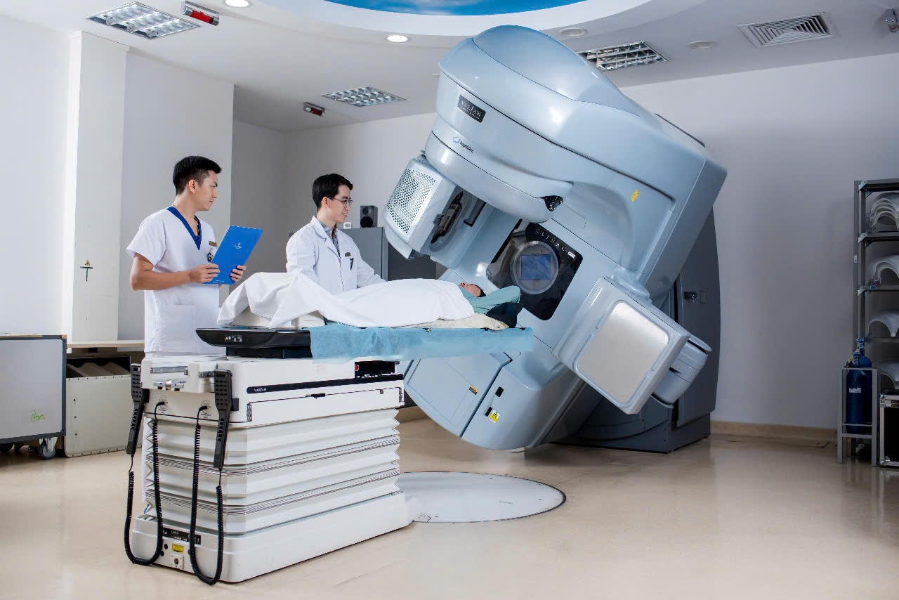 Vinmec đầu tư mạnh mẽ vào các công nghệ hiện đại như robot phẫu thuật Da Vinci, hệ thống MRI 3.0 Tesla, CT 2560 lát cắt, phòng mổ Hybrid tích hợp AI