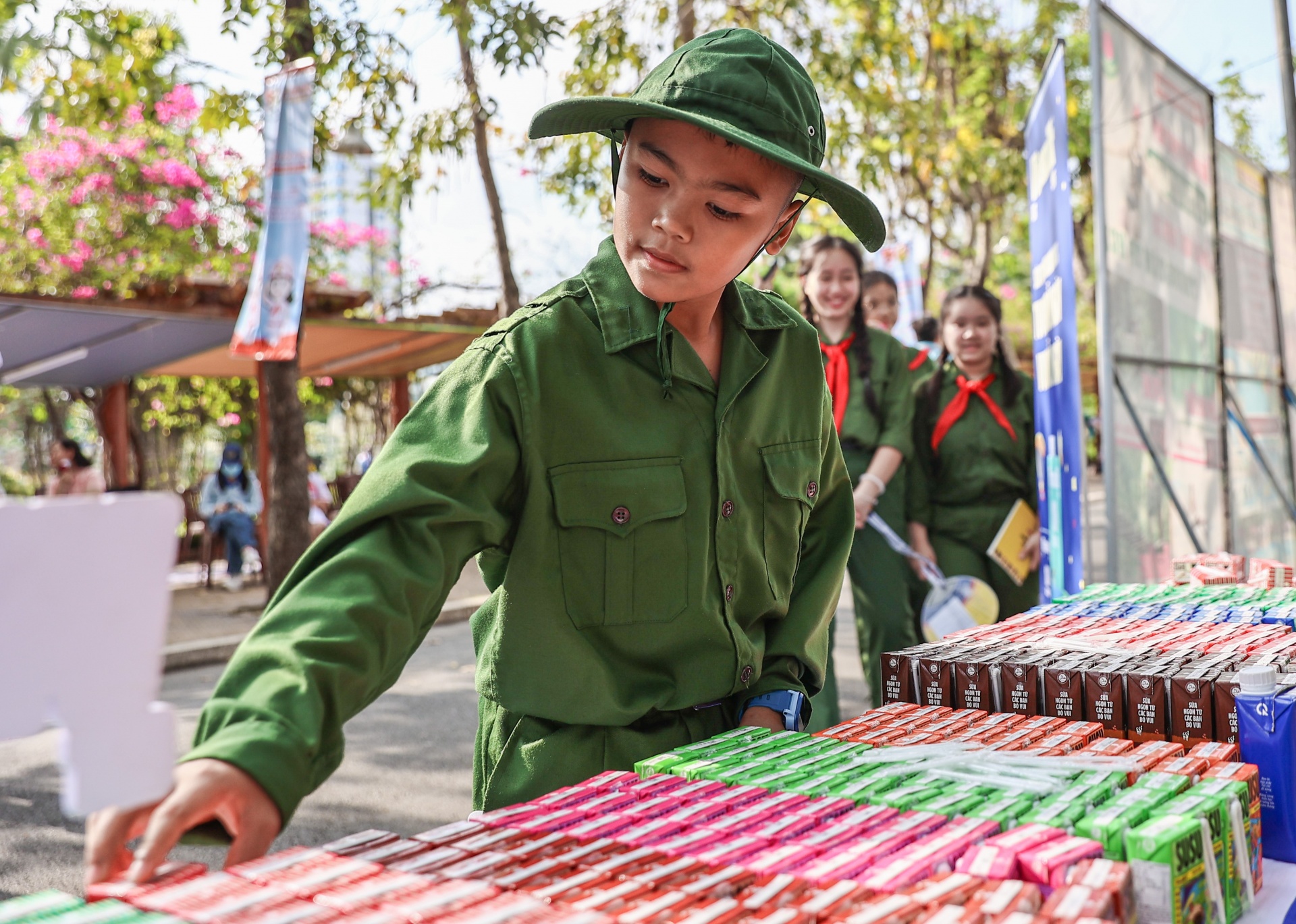 Các em được hóa thân thành nhiều lực lượng bộ đội tham gia chiến dịch Hồ Chí Minh lịch sử Các em được hóa thân thành nhiều lực lượng bộ đội tham gia chiến dịch Hồ Chí Minh lịch sử