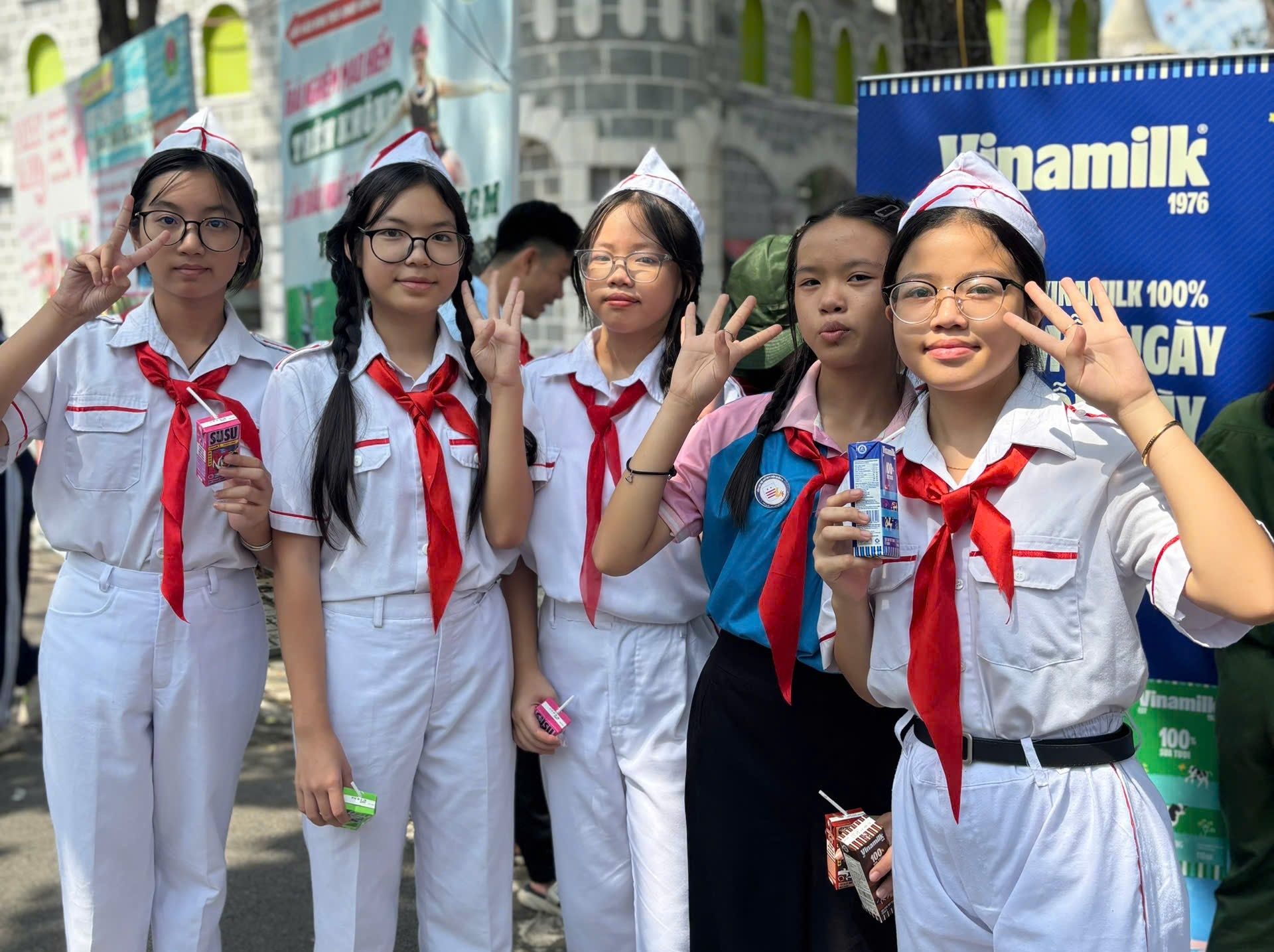 Các bạn đội viên nạp thêm “năng lượng” từ Vinamilk để chuẩn bị sẵn sàng cho phần thi nghi thức Đội Các bạn đội viên nạp thêm “năng lượng” từ Vinamilk để chuẩn bị sẵn sàng cho phần thi nghi thức Đội