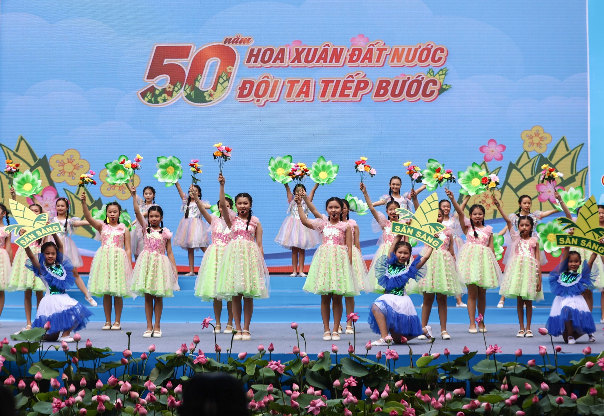 Thiếu nhi đồng diễn nhiều tiết mục với chủ đề“50 năm - Hoa xuân đất nước, đội ta tiếp bước” Thiếu nhi đồng diễn nhiều tiết mục với chủ đề“50 năm - Hoa xuân đất nước, đội ta tiếp bước”