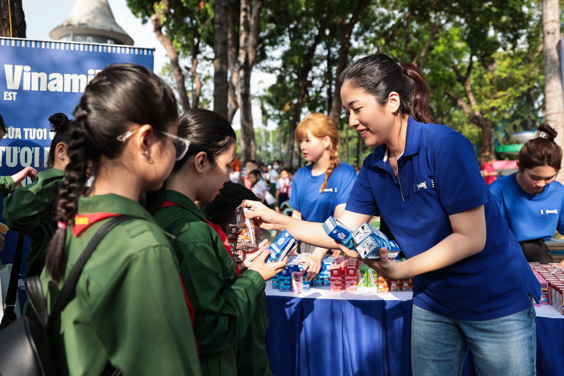 Các bé được tiếp sức tại khu vực nhận sữa của Vinamilk ngay sau các phần thi, diễu hành và tái hiện chiến dịch Hồ Chí Minh Các bé được tiếp sức tại khu vực nhận sữa của Vinamilk ngay sau các phần thi, diễu hành và tái hiện chiến dịch Hồ Chí Minh