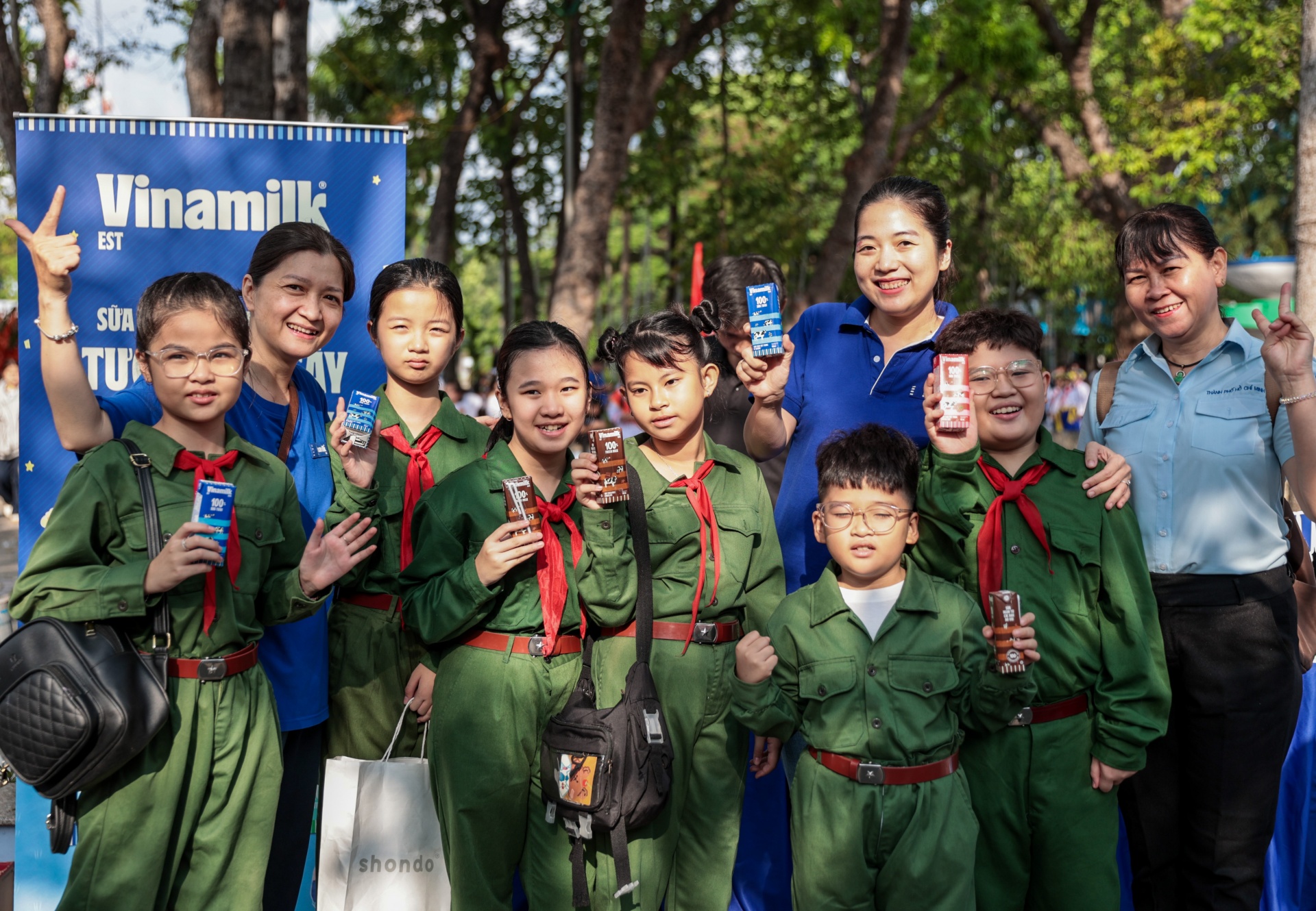 Ngày hội không chỉ là kỉ niệm tuổi thơ đáng nhớ mà còn là trải nghiệm đặc biệt của tất cả các em nhỏ khi được hòa mình trong không khí hướng tới 50 năm đất nước hoà bình thống nhất. Ngày hội không chỉ là kỉ niệm tuổi thơ đáng nhớ mà còn là trải nghiệm đặc biệt của tất cả các em nhỏ khi được hòa mình trong không khí hướng tới 50 năm đất nước hoà bình thống nhất.