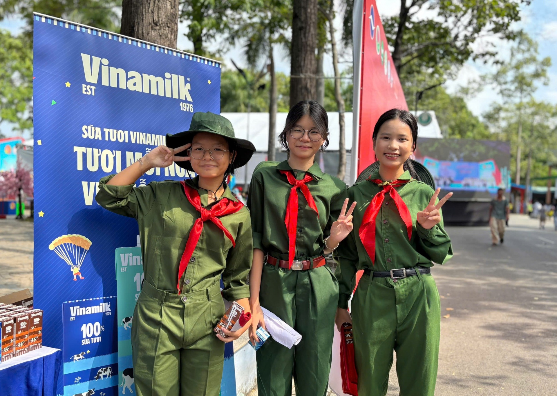 Những “cô, chú bội đội nhí”hào hứng chọn món sữa yêu thích sau khi tham gia các hoạt động của ngày hội Những “cô, chú bội đội nhí”hào hứng chọn món sữa yêu thích sau khi tham gia các hoạt động của ngày hội