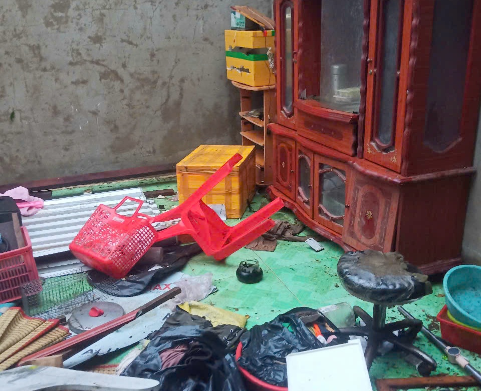 Giông lốc gây tốc mái 6 căn nhà của người dân ở An Giang