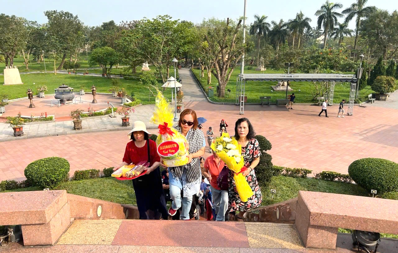 Các nhà báo nữ dâng hương hoa tại nghĩa trang liệt sĩ
