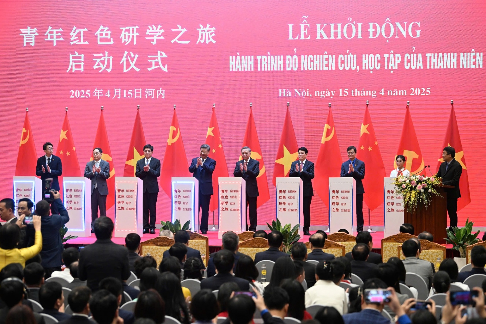 Tổng Bí thư Tô Lâm, Chủ tịch nước Lương Cường cùng Tổng Bí thư, Chủ tịch nước Trung Quốc Tập Cận Bình và các đại biểu thực hiện nghi thức khởi động Hành trình đỏ nghiên cứu, học tập của thanh niên - Ảnh: VGP