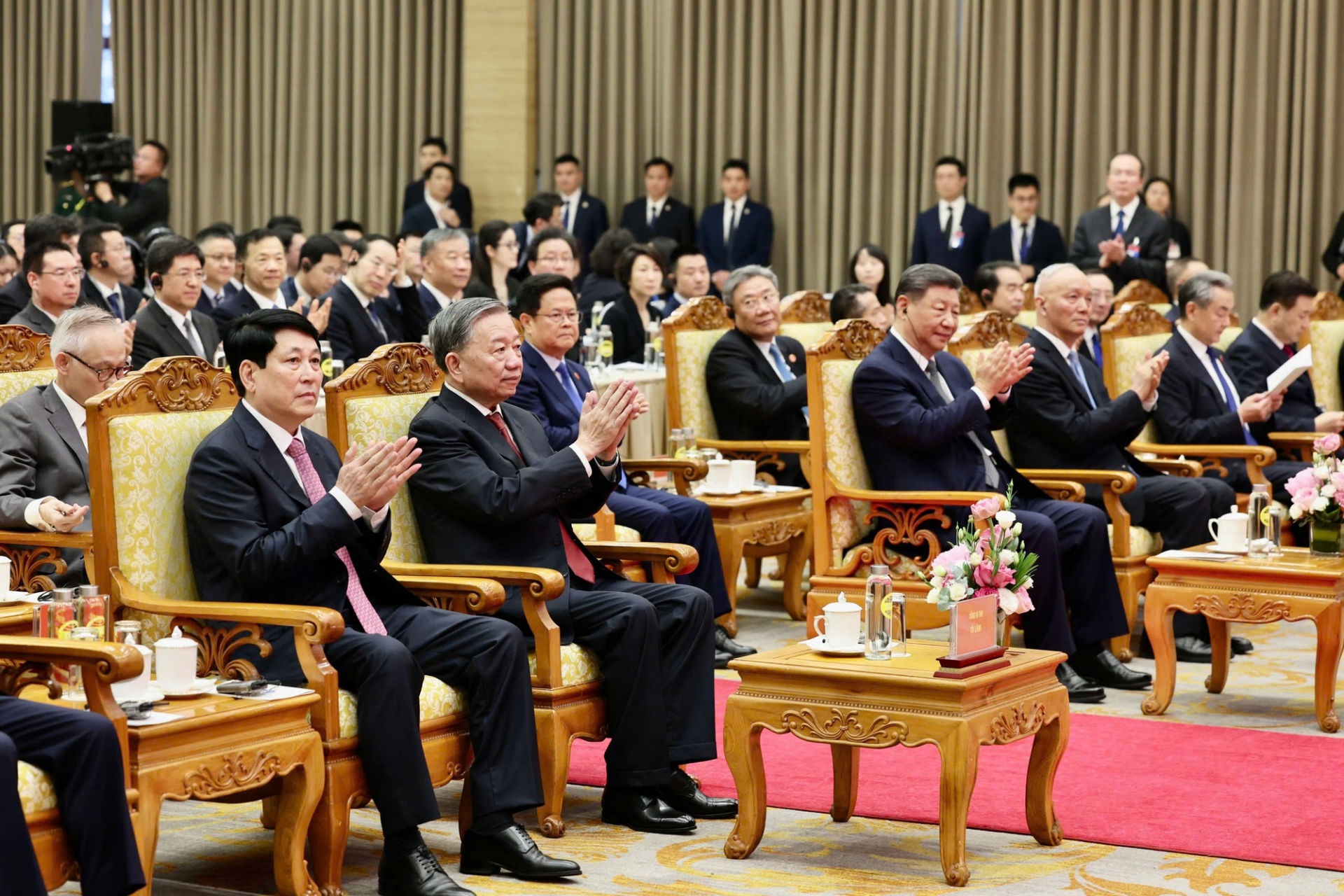 Tổng Bí thư Tô Lâm, Chủ tịch nước Lương Cường cùng Tổng Bí thư, Chủ tịch nước Tập Cận Bình cùng các đại biểu dự Liên hoan giao lưu hữu nghị nhân dân Việt Nam - Trung Quốc - Ảnh: VGP