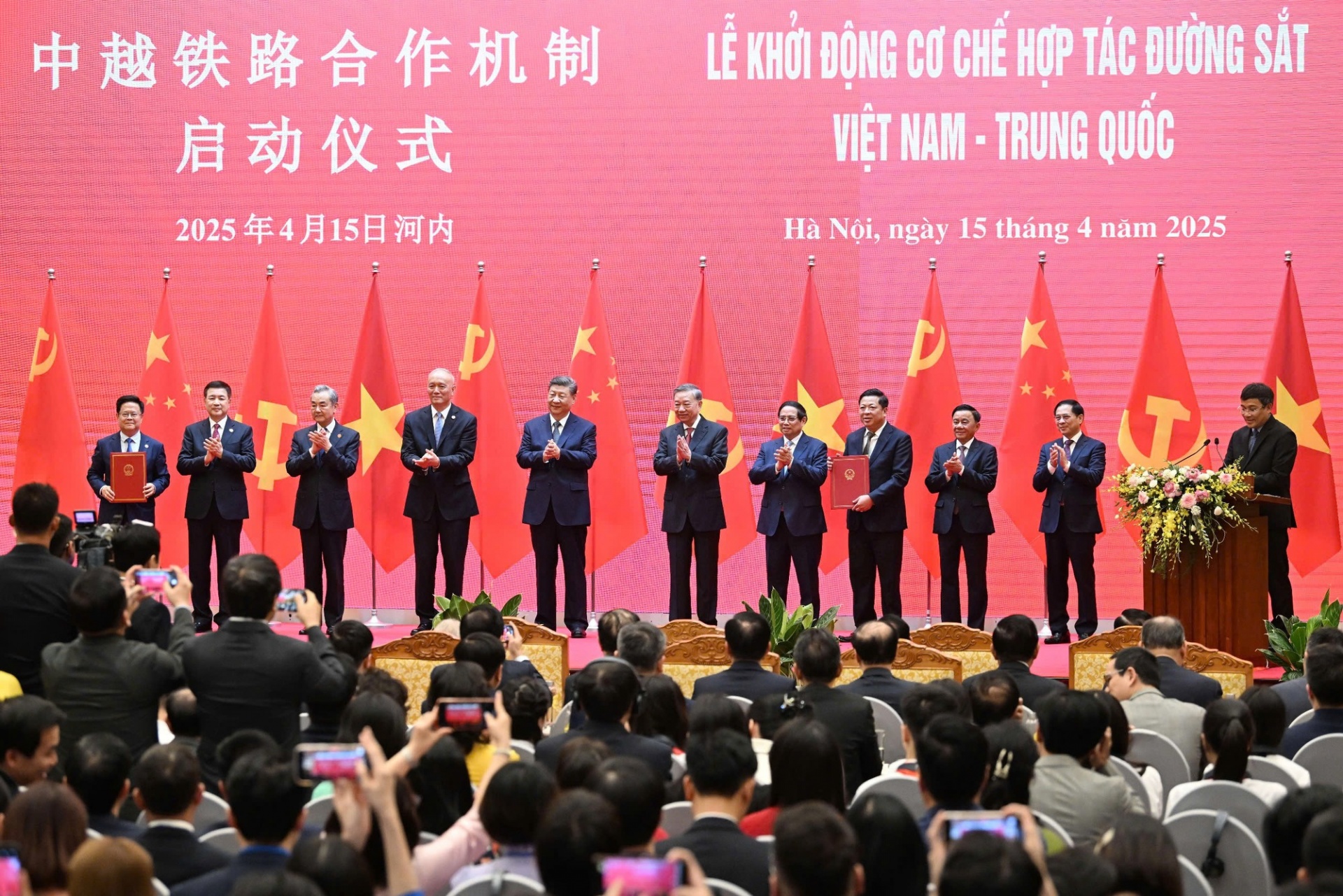 Tổng Bí thư Tô Lâm, Thủ tướng Chính phủ Phạm Minh Chính và Tổng Bí thư, Chủ tịch nước Trung Quốc Tập Cận Bình chứng kiến khởi động cơ chế hợp tác đường sắt Việt Nam - Trung Quốc và thành lập Ủy ban liên hợp hợp tác đường sắt Việt - Trung - Ảnh: VGP