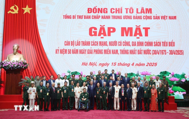 Tổng Bí thư Tô Lâm với các cán bộ lão thành cách mạng, người có công, gia đình chính sách tiêu biểu. (Ảnh: TTXVN) Tổng Bí thư Tô Lâm với các cán bộ lão thành cách mạng, người có công, gia đình chính sách tiêu biểu. (Ảnh: TTXVN)