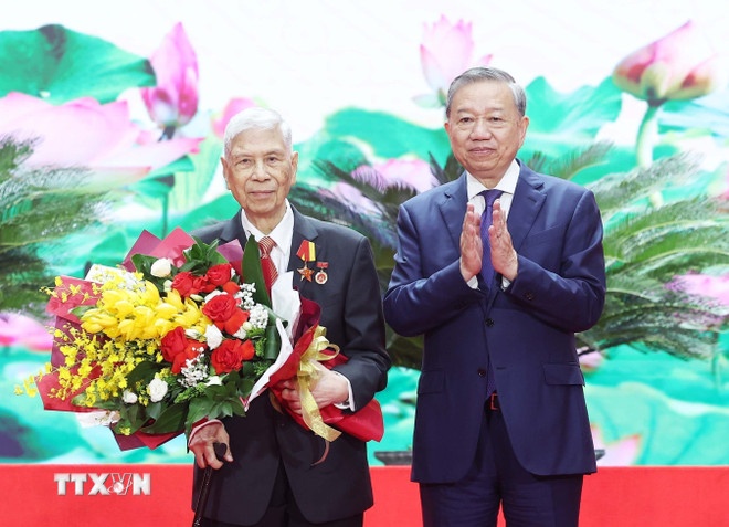 Tổng Bí thư Tô Lâm trao tặng Huy hiệu 80 năm tuổi Đảng cho đồng chí Đặng Quân Thuỵ. (Ảnh: TTXVN) Tổng Bí thư Tô Lâm trao tặng Huy hiệu 80 năm tuổi Đảng cho đồng chí Đặng Quân Thuỵ. (Ảnh: TTXVN)