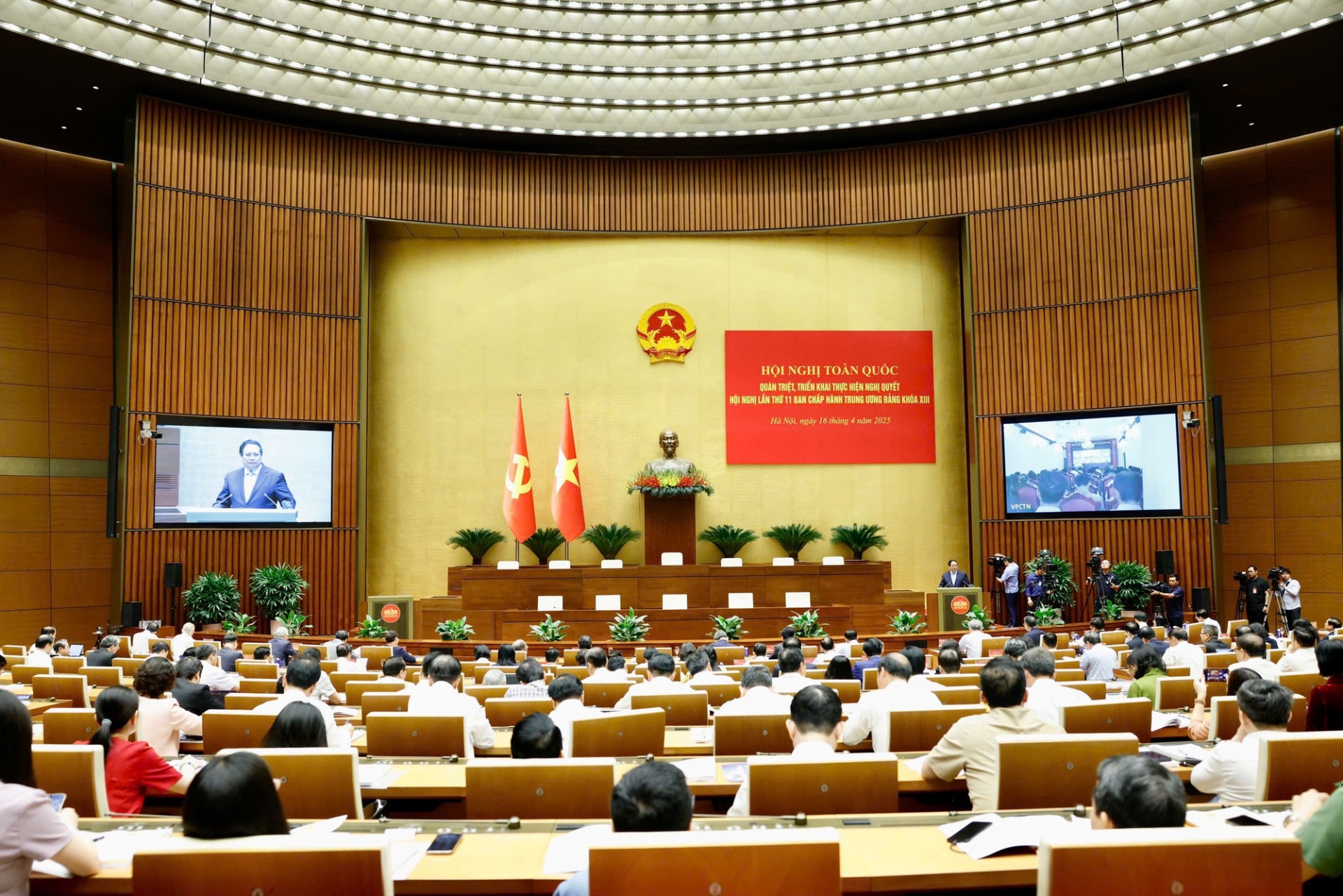   Tại Hội trường Diên Hồng, Hà Nội, Bộ Chính trị, Ban Bí thư tổ chức Hội nghị toàn quốc quán triệt, triển khai thực hiện Nghị quyết Trung ương 11- Ảnh: 