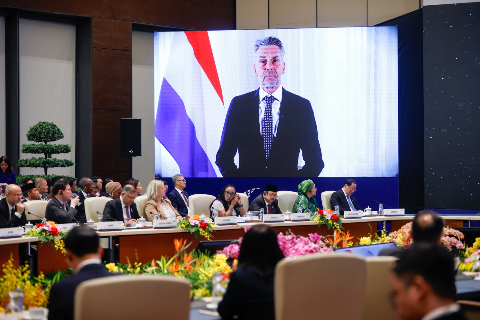 Thủ tướng Hà Lan Dick Schoof chia sẻ sự tương đồng về đặc điểm địa lý và đánh giá cao quan hệ hợp tác lâu đời giữa Việt Nam và Hà Lan, trong đó có lĩnh vực xanh - Ảnh: VGP Thủ tướng Hà Lan Dick Schoof chia sẻ sự tương đồng về đặc điểm địa lý và đánh giá cao quan hệ hợp tác lâu đời giữa Việt Nam và Hà Lan, trong đó có lĩnh vực xanh - Ảnh: VGP