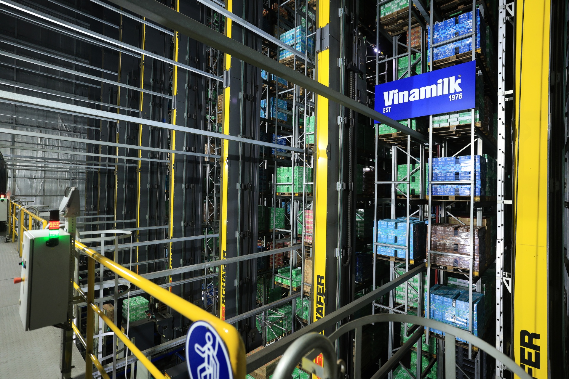 Cùng với nguồn lực và tinh thần đổi mới sáng tạo của TP.HCM, Vinamilk đã không ngừng tiên phong mang những công nghệ hàng đầu thế giới về Việt Nam. Trong ảnh là kho thông minh đầu tiên của ngành sữa trong khu vực ứng dụng công nghệ hiện đại 4.0 để tối ưu không gian lưu trữ và vận hành hoàn toàn tự động.
