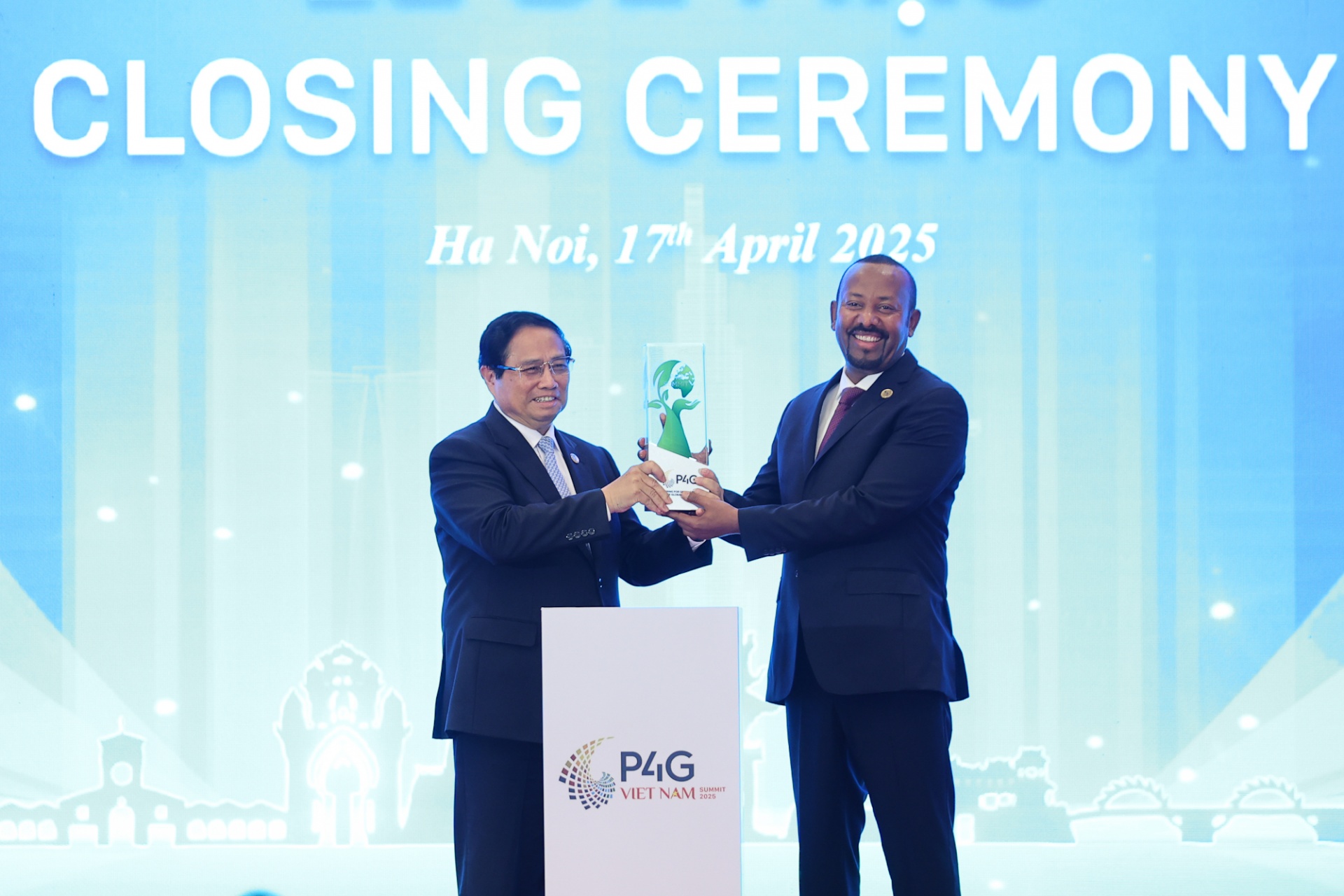   Thủ tướng Phạm Minh Chính và Thủ tướng Ethiopia Abiy Ahmed Ali cùng tiến hành nghi thức chuyển giao vai trò chủ nhà tổ chức HNTĐ P4G lần thứ năm - Ảnh: VGP