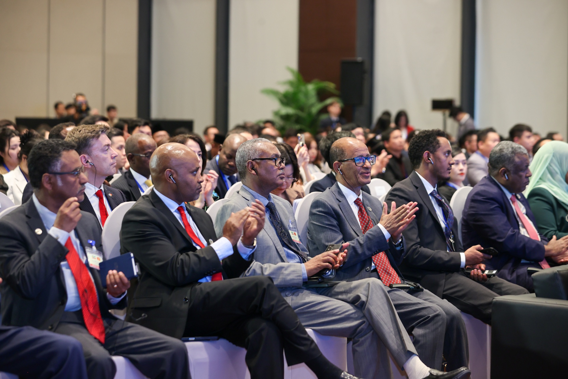   Các đại biểu quốc tế tham dự Phiên bế mạc - Ảnh: VGP