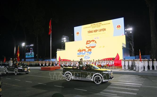   Lực lượng Quân đội nhân dân tham gia Tổng hợp luyện diễu binh, diễu hành tối 18/4/2025. Ảnh: TTXVN