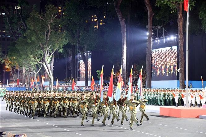   Lực lượng 5 cánh quân tham gia Tổng hợp luyện diễu binh, diễu hành tối 18/4/2025. Ảnh: TTXVN