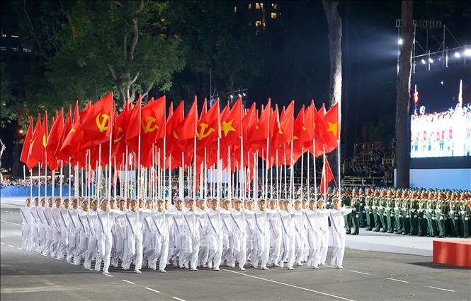   Khối hồng kỳ tham gia Tổng hợp luyện diễu binh, diễu hành tối 18/4/2025. Ảnh: TTXVN