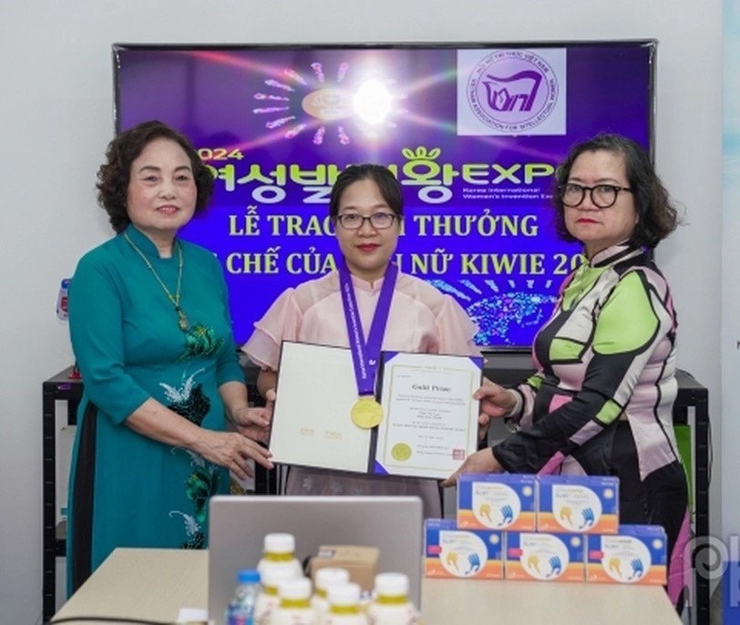 TS. Phan Thị Lan nhận giải thưởng tại Triển lãm KIWIE