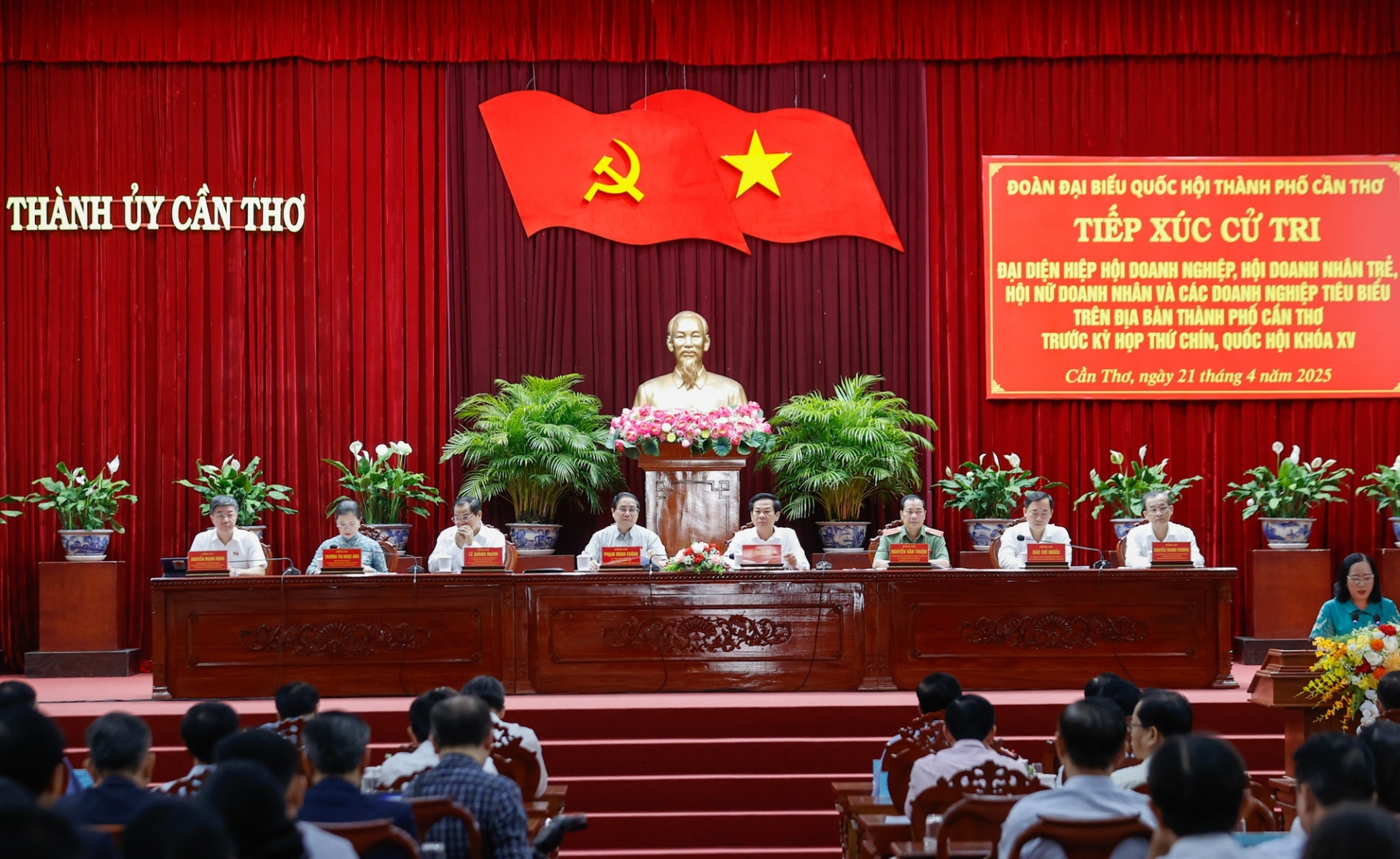 Thủ tướng Phạm Minh Chính và Đoàn đại biểu Quốc hội TP. Cần Thơ tiếp xúc cử tri là đại diện doanh nghiệp trên địa bàn trước kỳ họp thứ 9, Quốc hội khóa XV - Ảnh: VGP