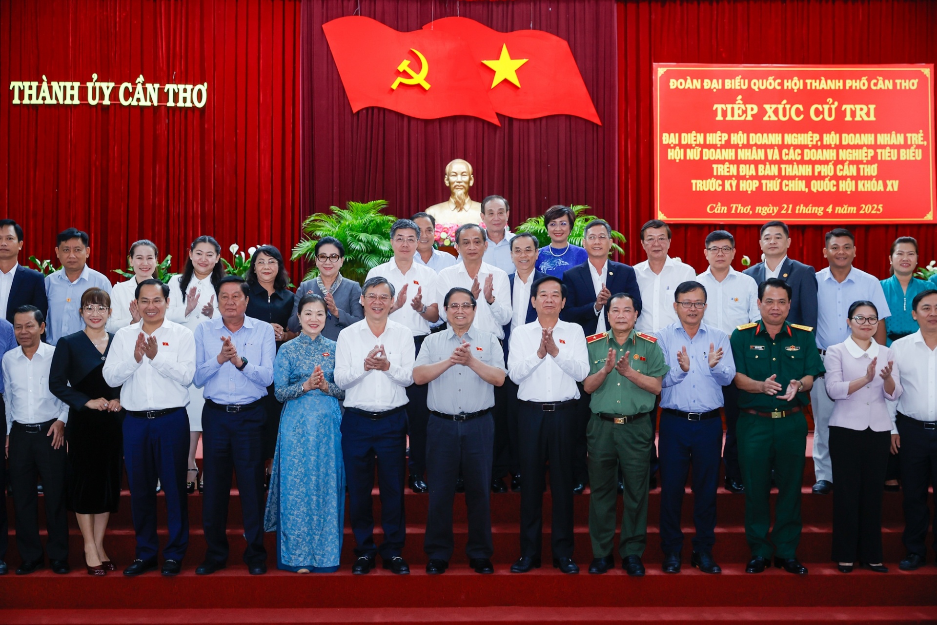 Thủ tướng Phạm Minh Chính và Đoàn đại biểu Quốc hội TP. Cần Thơ cùng các đại biểu dự Hội nghị - Ảnh: VGP