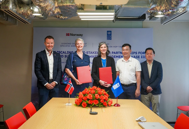 Đại diện UNDP tại Việt Nam và đại diện Đại sứ quán Na Uy tại Việt Nam ký kết Thỏa thuận hợp tác tăng cường quan hệ đối tác đa phương trong quản lý chất thải tuần hoàn và bền vững tại Việt Nam.