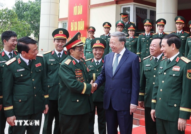 Tổng Bí thư Tô Lâm với các cựu chiến binh của Binh chủng Tăng thiết giáp. (Ảnh: TTXVN) Tổng Bí thư Tô Lâm với các cựu chiến binh của Binh chủng Tăng thiết giáp. (Ảnh: TTXVN)