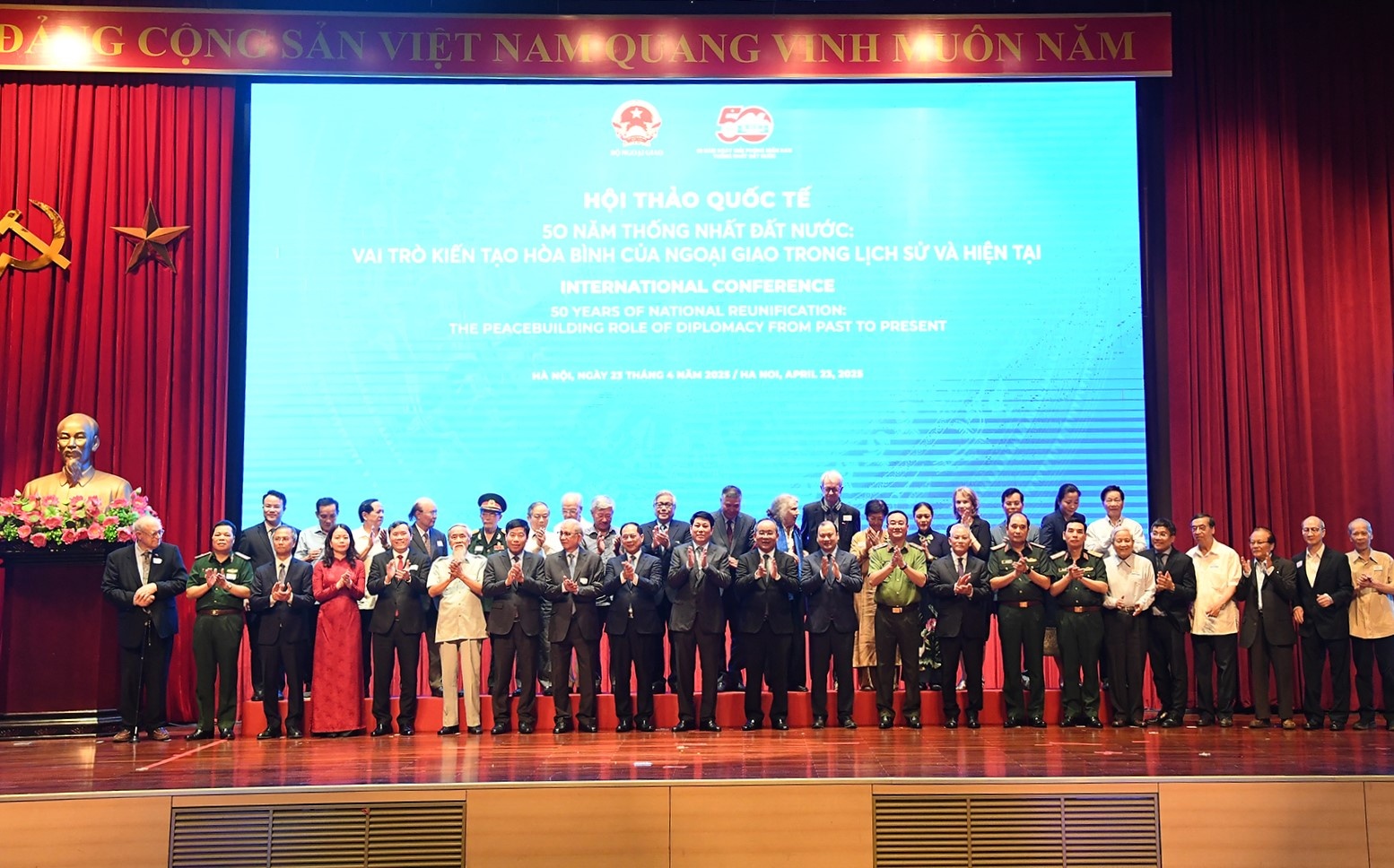 Chủ tịch nước Lương Cường và Phó Thủ tướng Bùi Thanh Sơn chụp ảnh lưu niệm với các đại biểu dự hội thảo - Ảnh: VGP