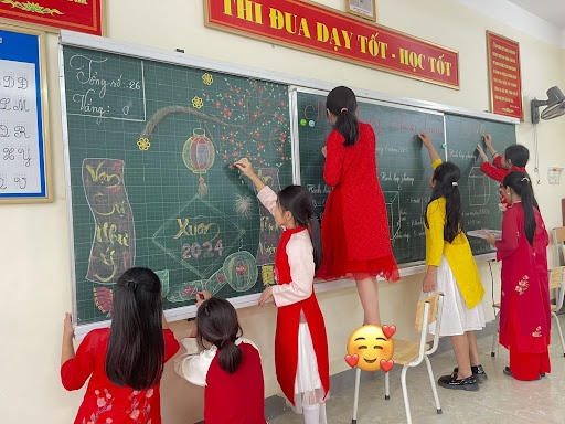 Các em học sinh thỏa sức sáng tạo trên bảng trượt ngang