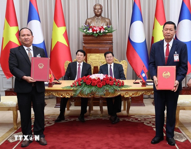 Chủ tịch nước Lương Cường và Tổng Bí thư, Chủ tịch nước Lào Thongloun Sisoulith chứng kiến lễ trao Bản ghi nhớ hợp tác giữa Ủy ban Nhân dân tỉnh Gia Lai (Việt Nam) và chính quyền tỉnh Attapeu (Lào) giai đoạn 2025-2030. (Ảnh: TTXVN) Chủ tịch nước Lương Cường và Tổng Bí thư, Chủ tịch nước Lào Thongloun Sisoulith chứng kiến lễ trao Bản ghi nhớ hợp tác giữa Ủy ban Nhân dân tỉnh Gia Lai (Việt Nam) và chính quyền tỉnh Attapeu (Lào) giai đoạn 2025-2030. (Ảnh: TTXVN)