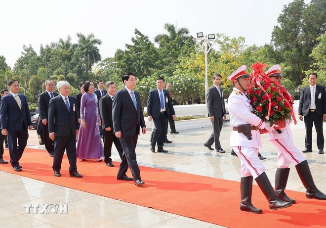 Chủ tịch nước Lương Cường cùng đoàn đại biểu cấp cao Việt Nam đến đặt hoa tại tượng của Chủ tịch Kaysone Phomvihane. (Ảnh: TTXVN) Chủ tịch nước Lương Cường cùng đoàn đại biểu cấp cao Việt Nam đến đặt hoa tại tượng của Chủ tịch Kaysone Phomvihane. (Ảnh: TTXVN)