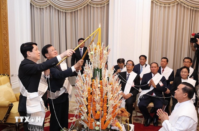 Chủ tịch nước Lương Cường cùng Tổng Bí thư, Chủ tịch nước Lào Thongloun Sisoulith dự lễ buộc chỉ cầu bình an, may mắn nhân dịp Tết Bunpimay của Lào. (Ảnh: TTXVN) Chủ tịch nước Lương Cường cùng Tổng Bí thư, Chủ tịch nước Lào Thongloun Sisoulith dự lễ buộc chỉ cầu bình an, may mắn nhân dịp Tết Bunpimay của Lào. (Ảnh: TTXVN)
