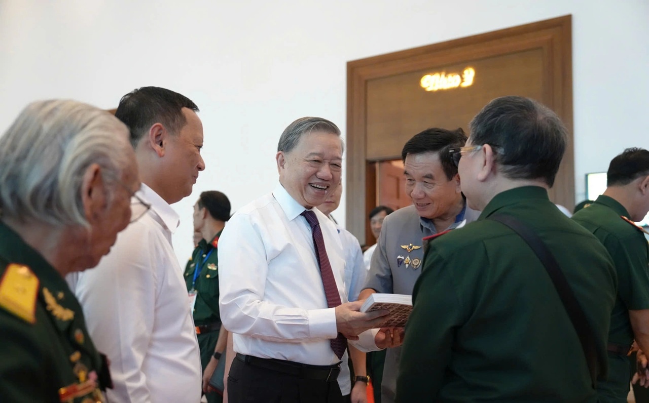  Tổng Bí thư Tô Lâm gặp mặt các tướng lĩnh, Anh hùng Lực lượng vũ trang nhân dân, thanh niên xung phong, dân công hỏa tuyến, biệt động Sài Gòn... từng tham gia Chiến dịch Hồ Chí Minh, nhân dịp kỷ niệm 50 năm Ngày thống nhất đất nước (30/4/1975-30/4/2025).