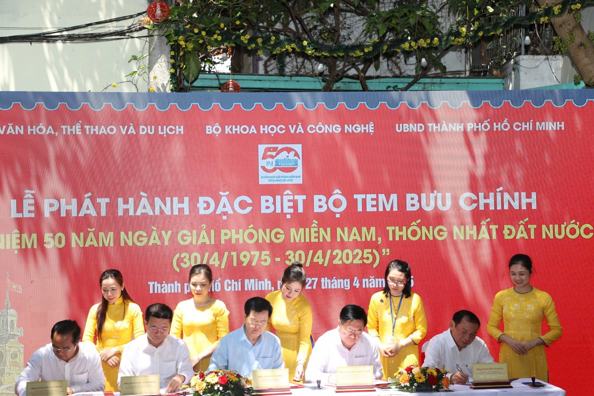 Các đại biểu thực hiện nghi thức phát hành đặc biệt Bộ Tem bưu chính “Kỷ niệm 50 năm Ngày Giải phóng miền Nam, thống nhất đất nước” - Ảnh: VGP Các đại biểu thực hiện nghi thức phát hành đặc biệt Bộ Tem bưu chính “Kỷ niệm 50 năm Ngày Giải phóng miền Nam, thống nhất đất nước” - Ảnh: VGP